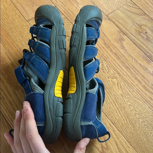 KEEN youth size 6 Outdoor Sandals grey waterproof washable durable like new - Picture 9 of 13